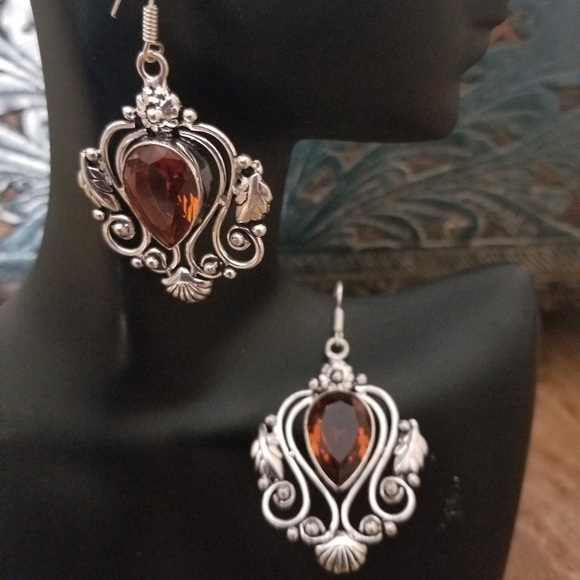 WONDERFUL EARRINGS NWOT - Picture 2 of 6